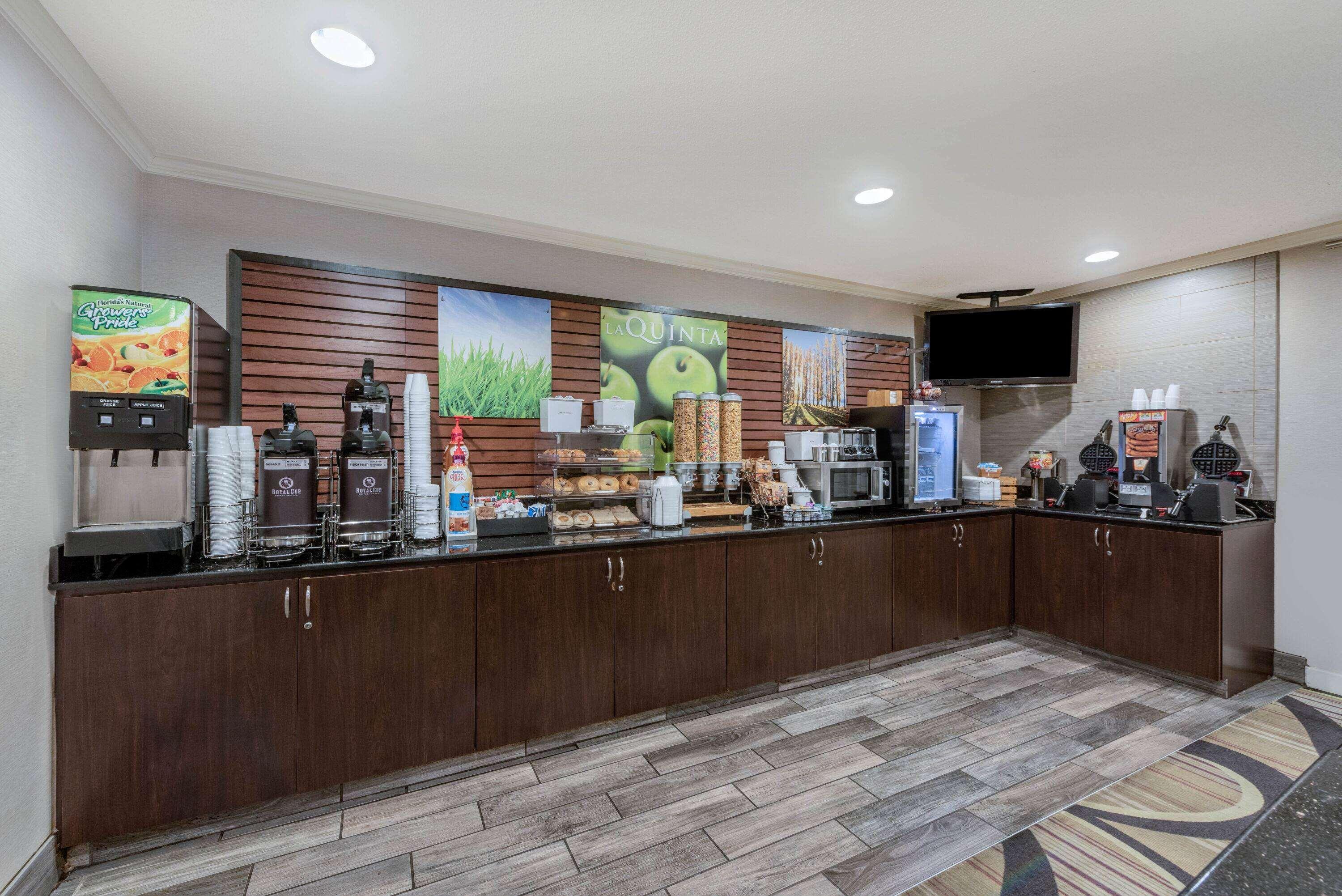 La Quinta By Wyndham Cleveland Hotel
